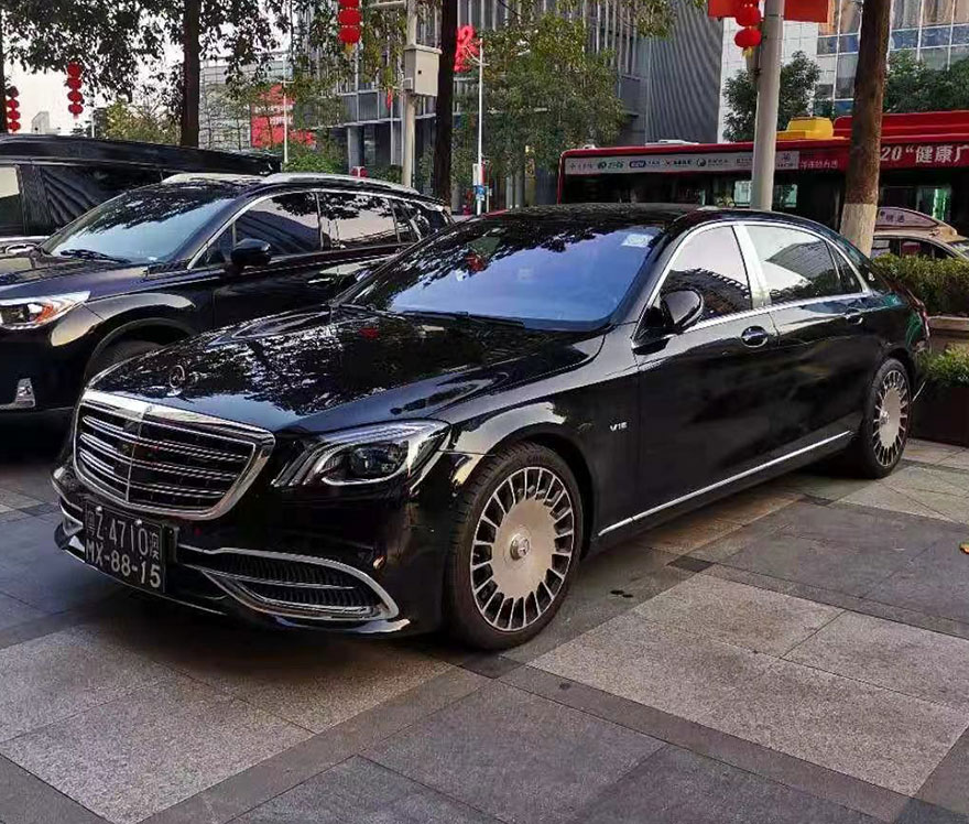 奔馳邁巴赫轎車(chē)